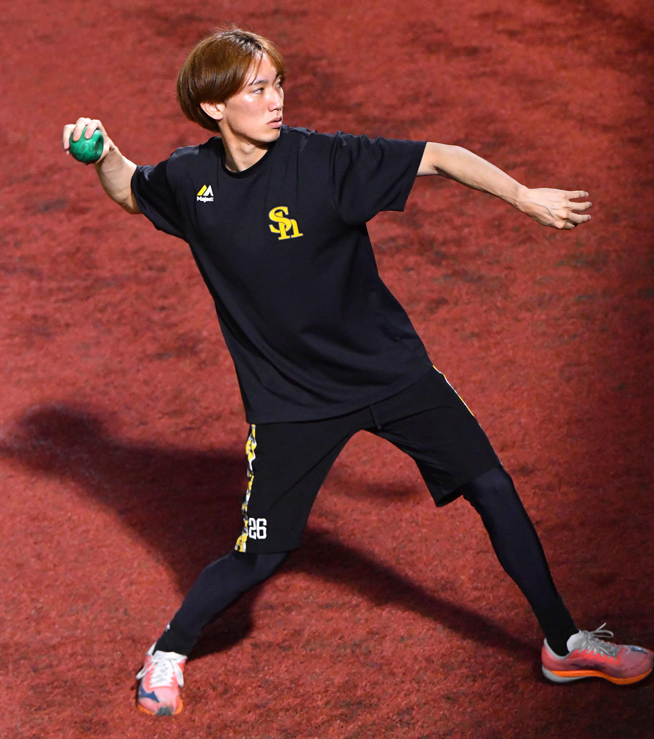 ソフトバンク対ロッテ　プライオボールを投げる大津（撮影・岩下翔太）