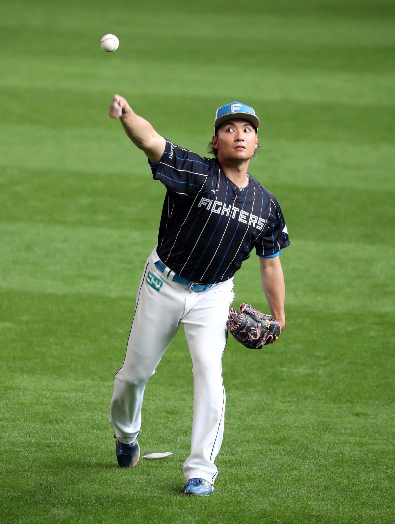 日本ハム対楽天　キャッチボールする伊藤（撮影・黒川智章）