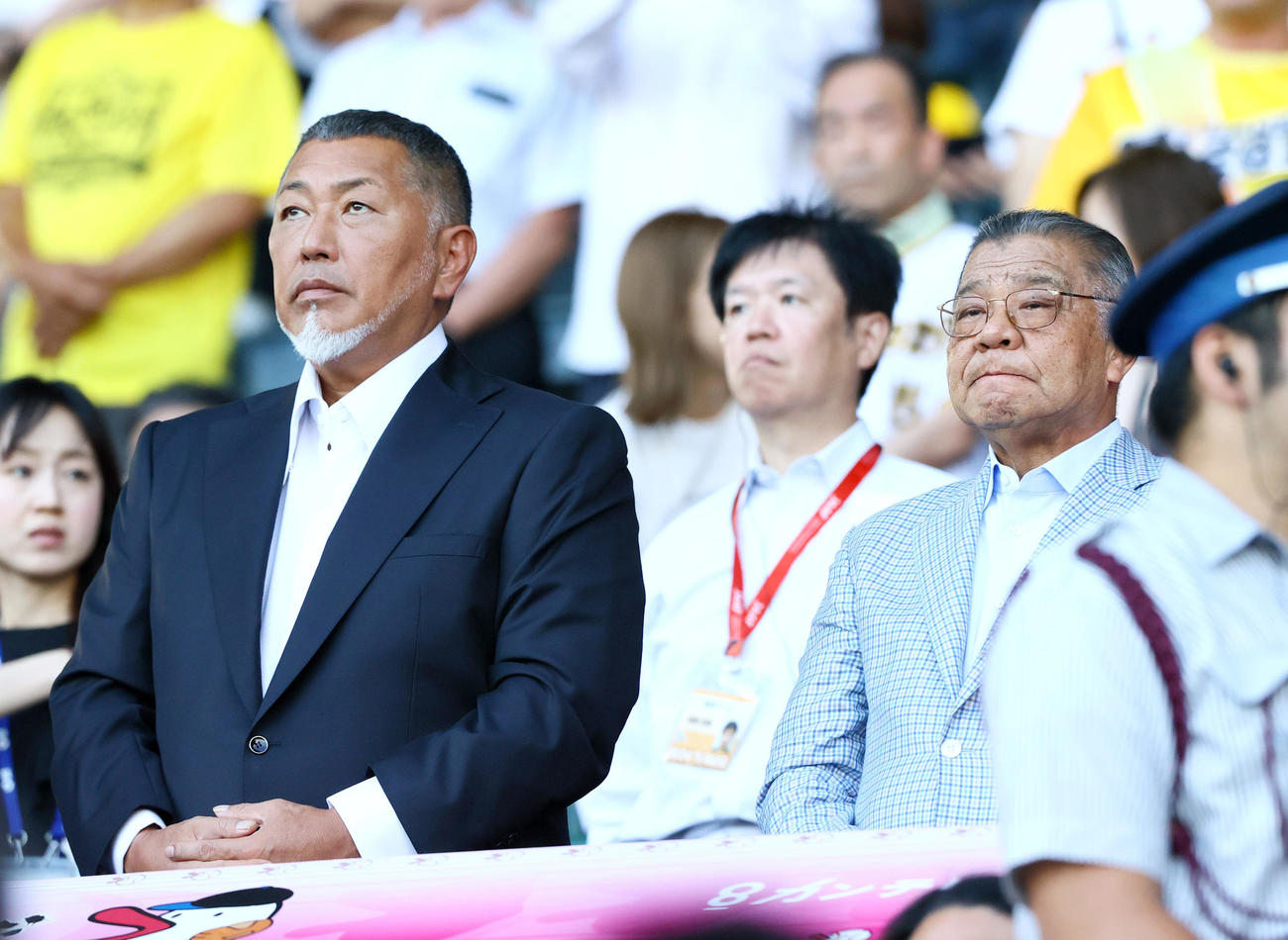 阪神対DeNA　君が代を聞く清原氏と掛布氏（撮影・上山淳一）