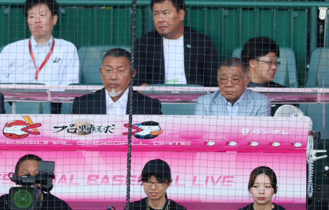 阪神対DeNA　解説の清原和博氏（左）と掛布雅之氏（撮影・加藤哉）
