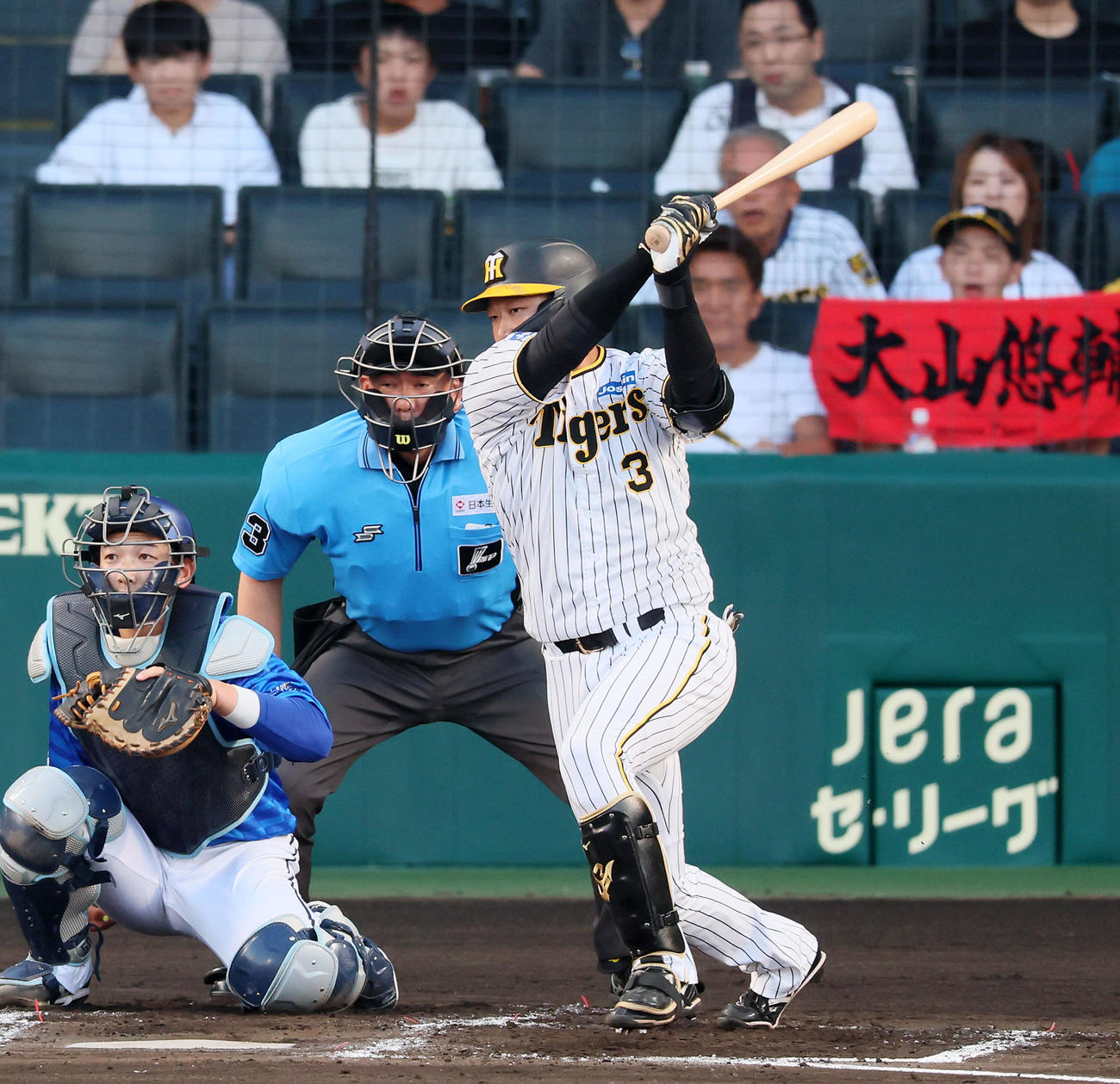阪神対DeNA 2回裏阪神無死、大山は右前打を放つ（撮影・加藤哉）