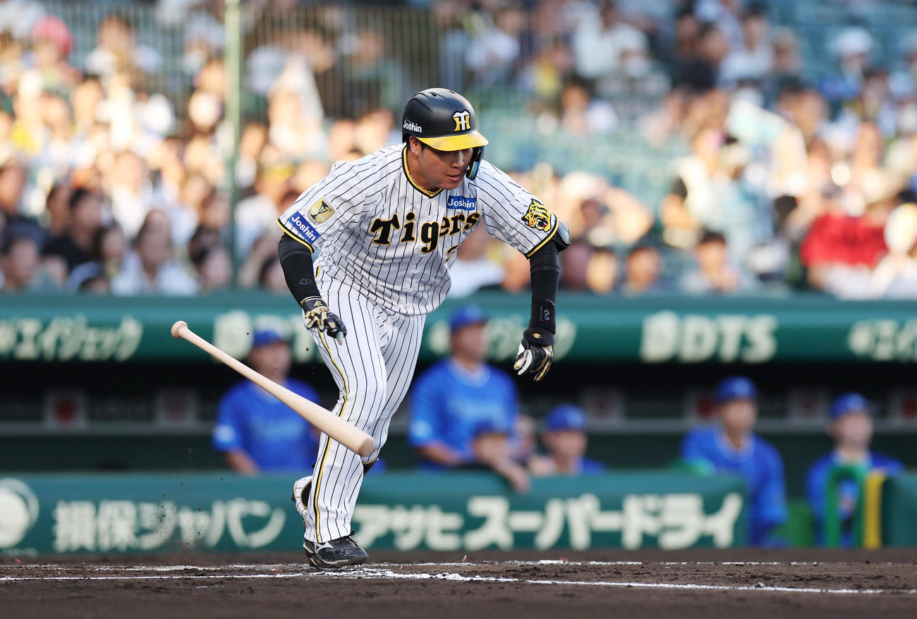 阪神対DeNA 2回裏阪神無死、右前打を放つ大山（撮影・前田充）