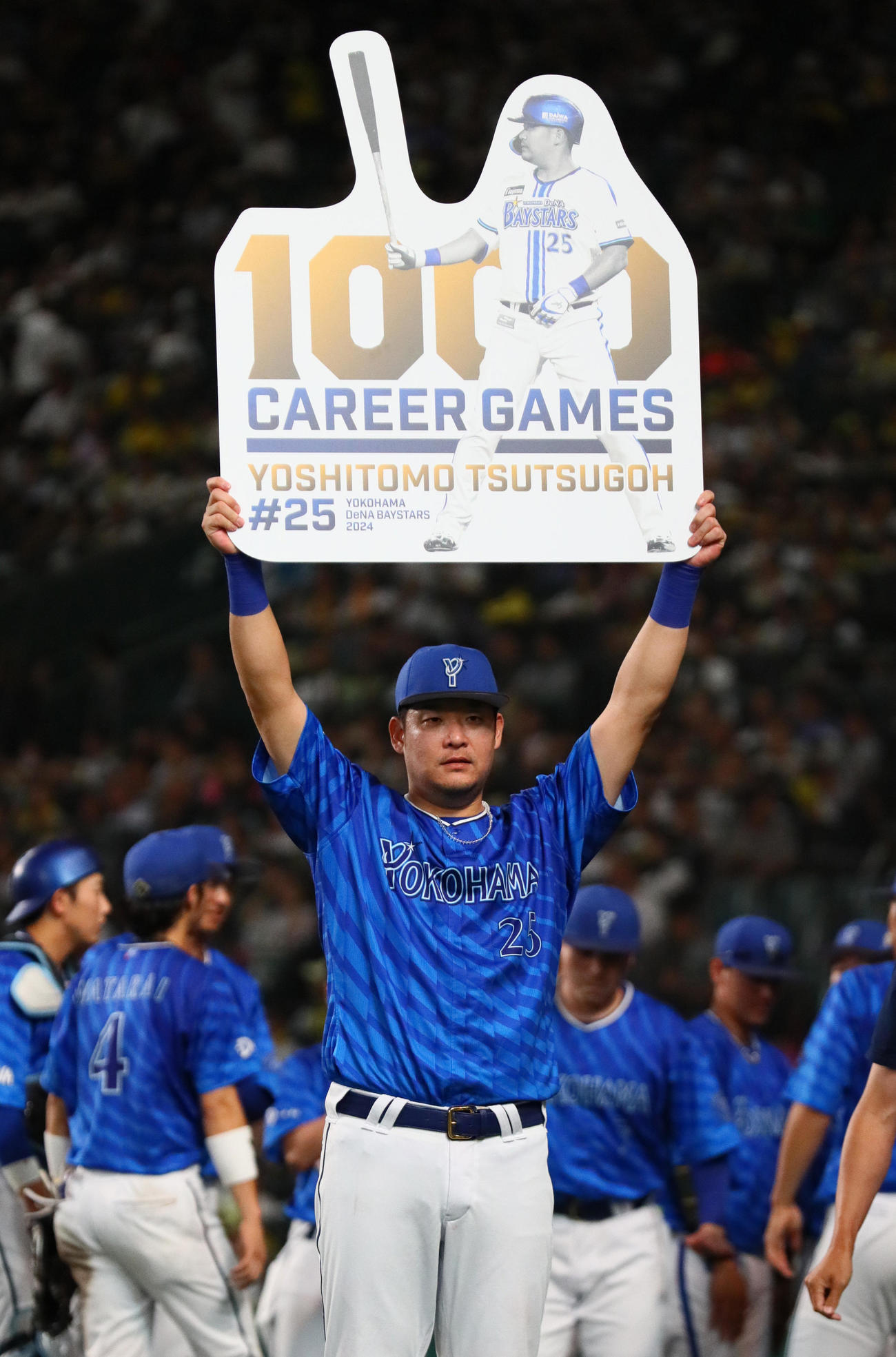 阪神対DeNA DeNA筒香は通算1000試合を達成し記念ボードを掲げる（撮影・上山淳一）