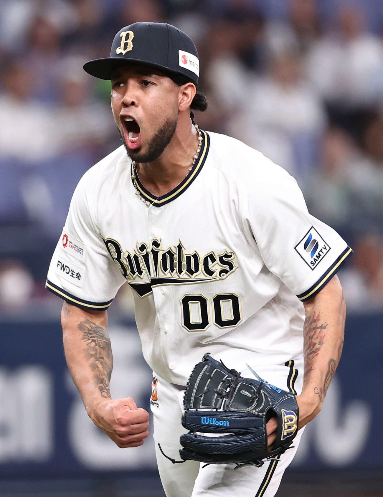 オリックス対西武　5回表西武2死一、二塁、エスピノーザは奥村を三振に打ち取り、絶叫しながらベンチに戻る（撮影・西尾就之）