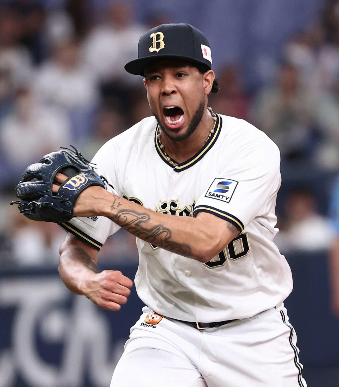 オリックス対西武　5回表西武2死一、二塁、エスピノーザは奥村を三振に打ち取り、絶叫しながらベンチに戻る（撮影・西尾就之）