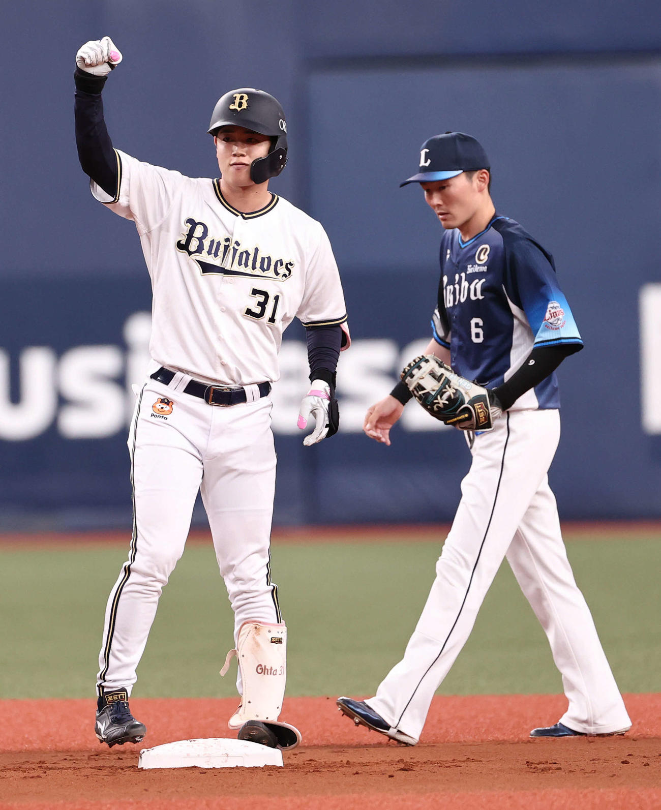 オリックス対西武　1回裏オリックス1死三塁、太田は右翼へ適時二塁打を放ちベース上でガッツポーズ（撮影・西尾就之）