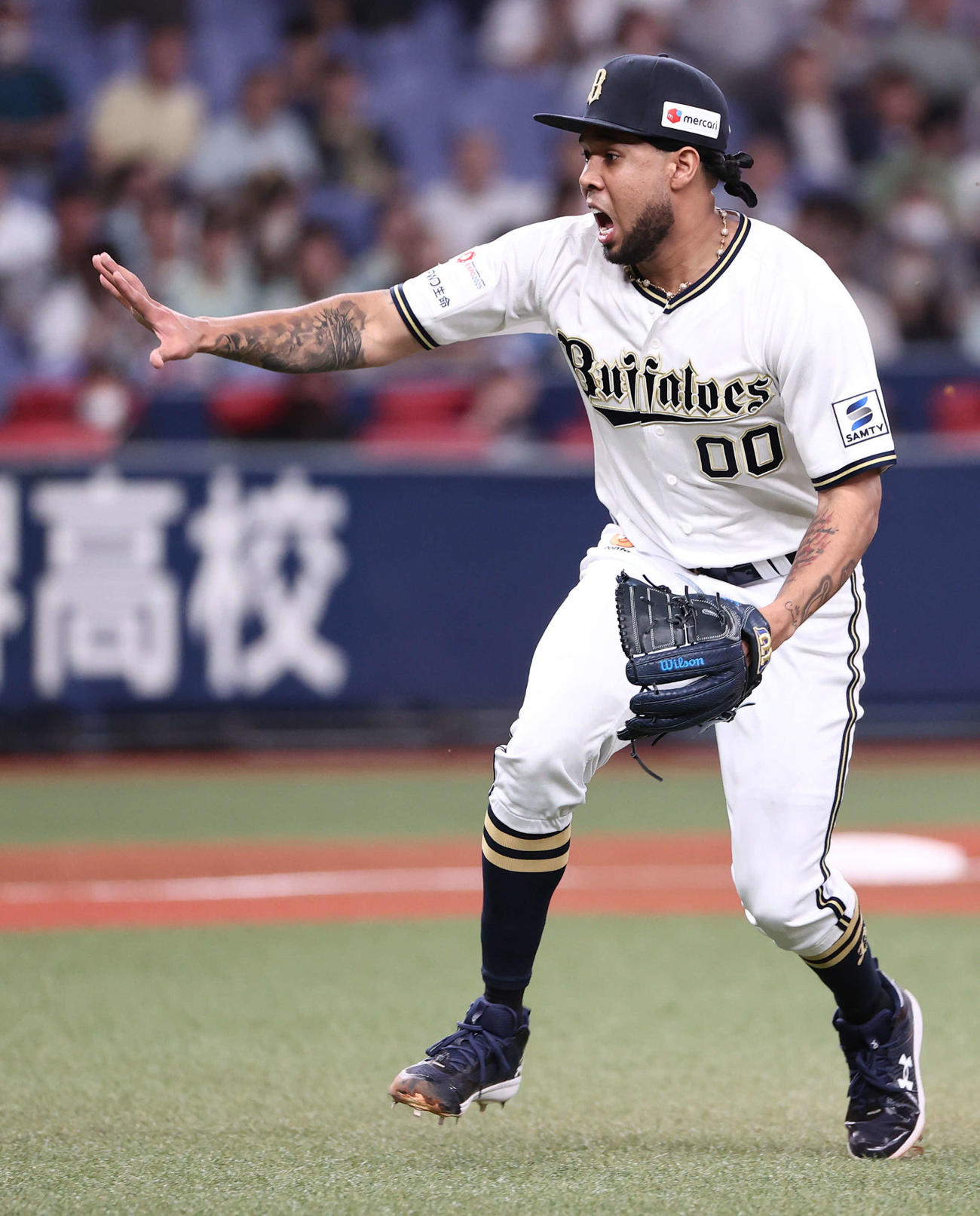 オリックス対西武　5回表西武無死一塁、エスピノーザは児玉のバントを捕手に声をかけながら処理（撮影・西尾就之）