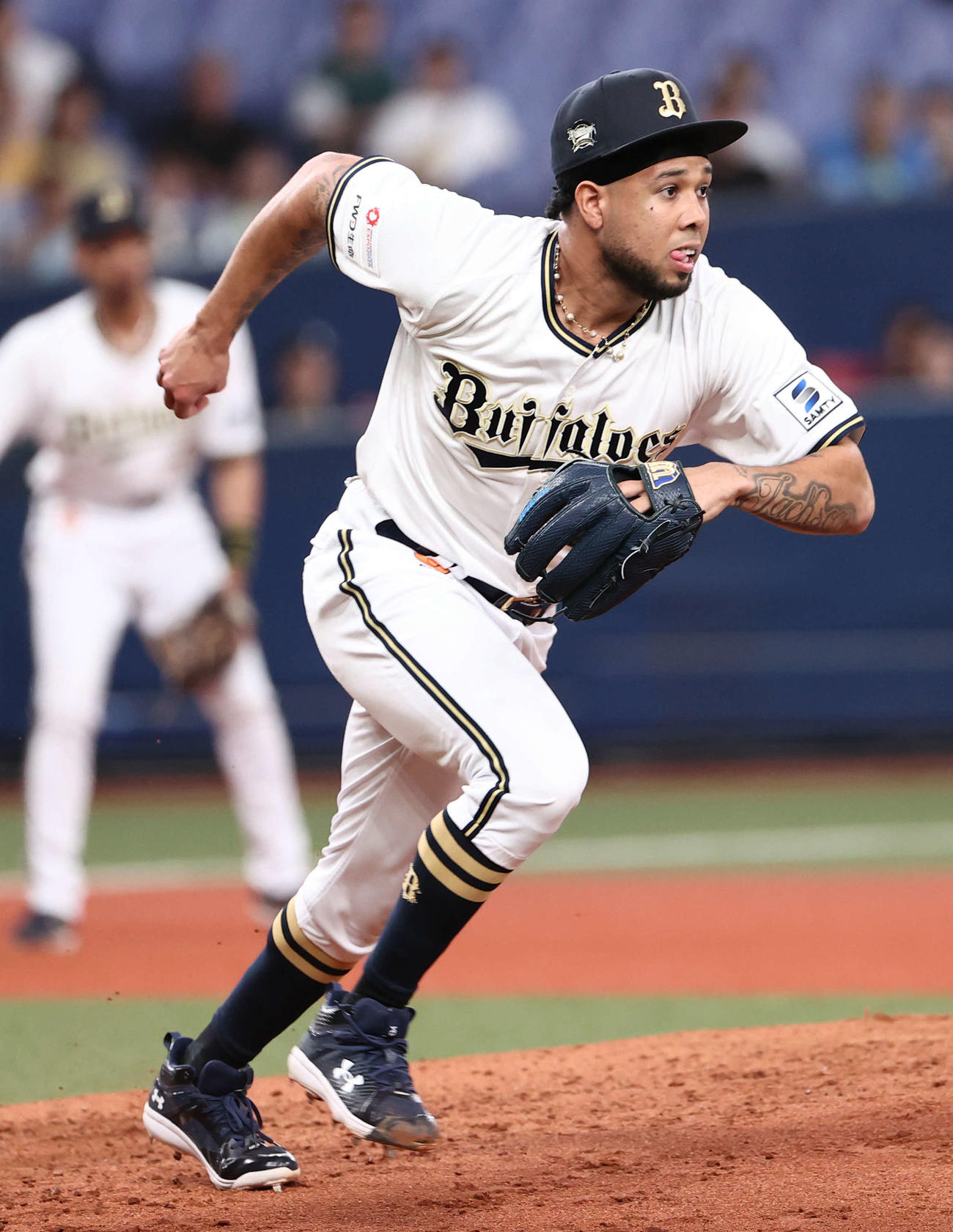 オリックス対西武　3回表西武1死、エスピノーザは源田を二ゴロに打ち取りベースカバーにダッシュ（撮影・西尾就之）