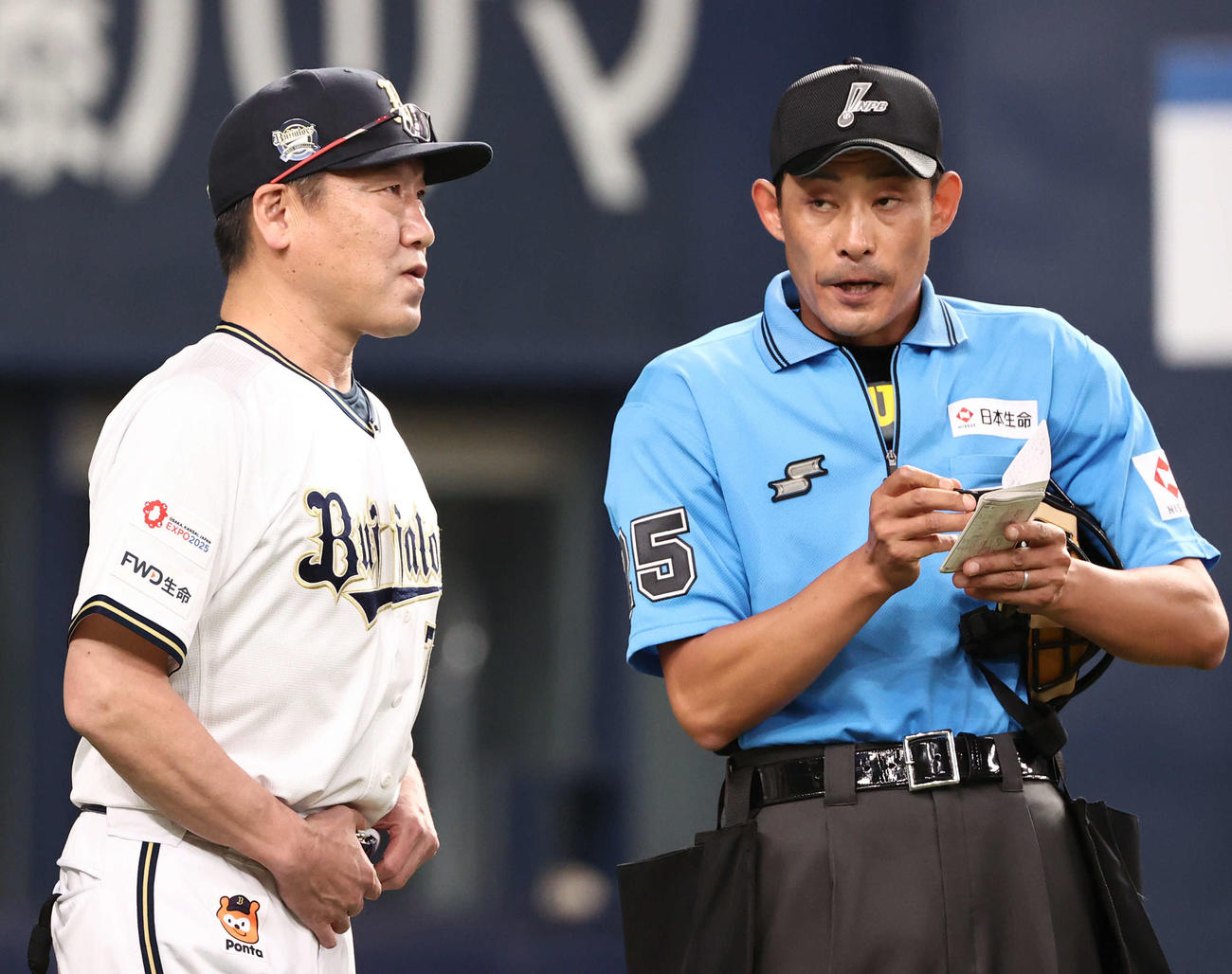 オリックス対西武　7回を終え、オリックス中嶋監督は交代を告げる（撮影・西尾就之）