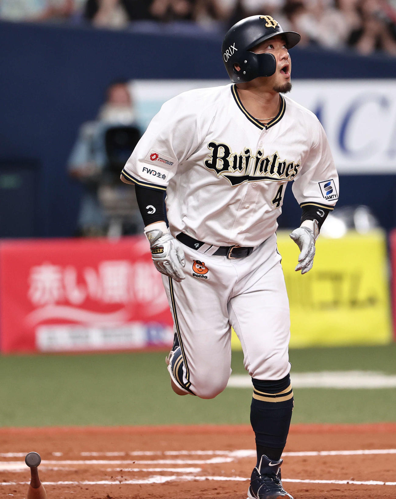 オリックス対西武　8回裏オリックス2死、森は右越えに本塁打を放ち、打球を見送る（撮影・西尾就之）