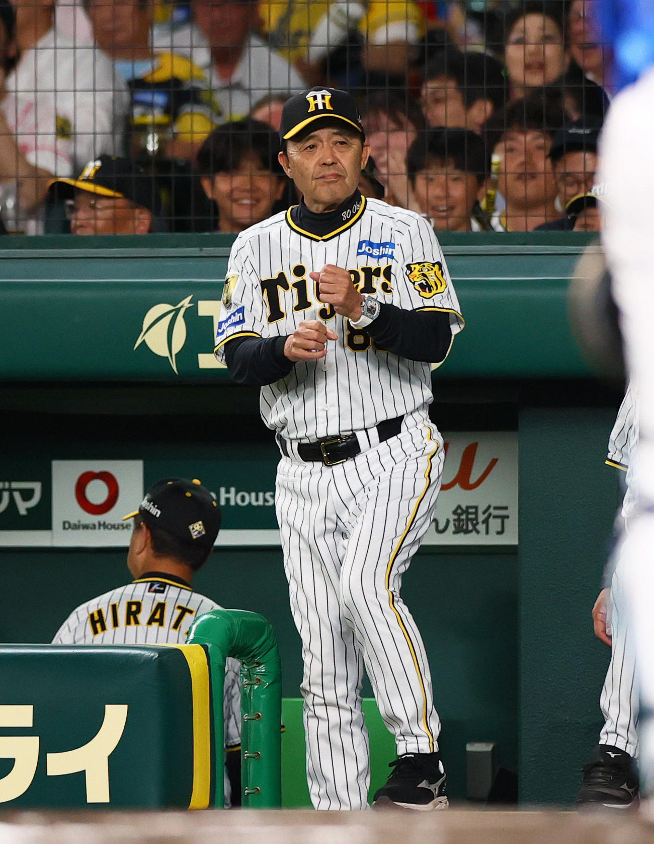 阪神対DeNA 7回裏阪神2死一、二塁、岡田監督は代打を告げる（撮影・上山淳一）