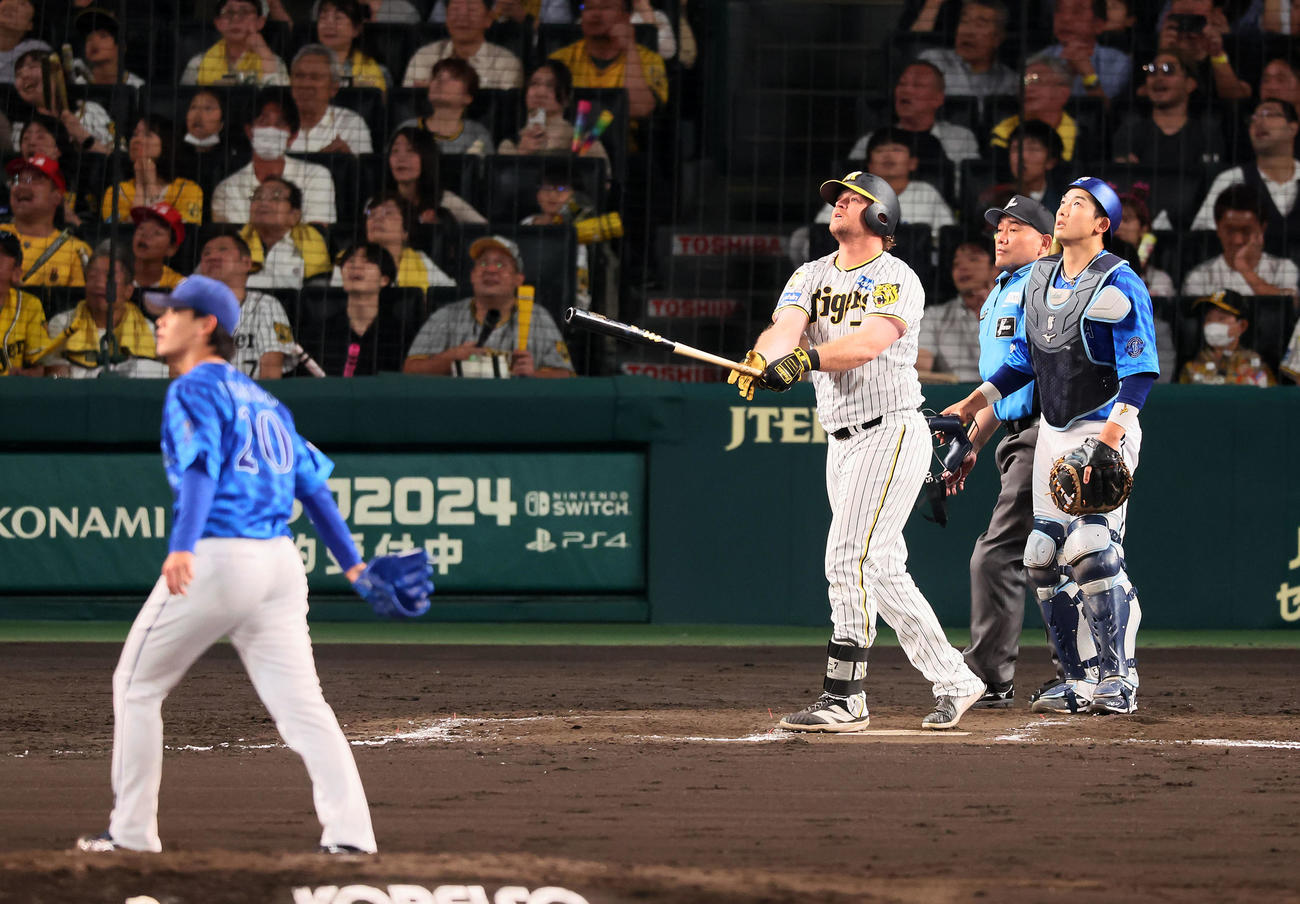 阪神対DeNA 7回裏阪神2死一、二塁、代打ノイジーは一邪飛を打ち上げる。投手は坂本（撮影・加藤哉）