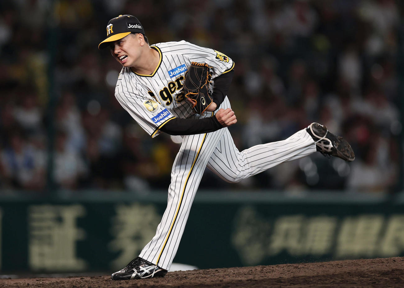 阪神対DeNA　力投する阪神3番手の漆原（撮影・前田充）