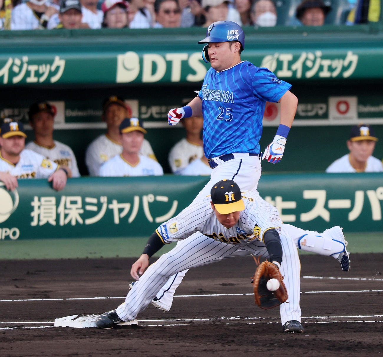 阪神対DeNA 2回表DeNA1死一塁、筒香は二ゴロ併殺に倒れる。一塁手は大山（撮影・加藤哉）