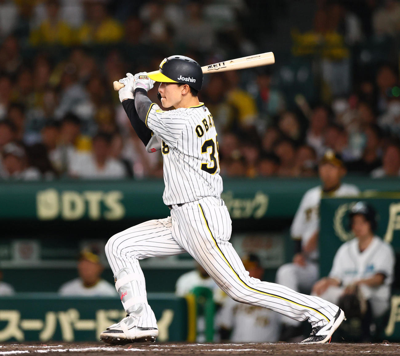 阪神対DeNA 9回裏阪神2死一、二塁、小幡はサヨナラ右前適時打を放つ（撮影・上山淳一）