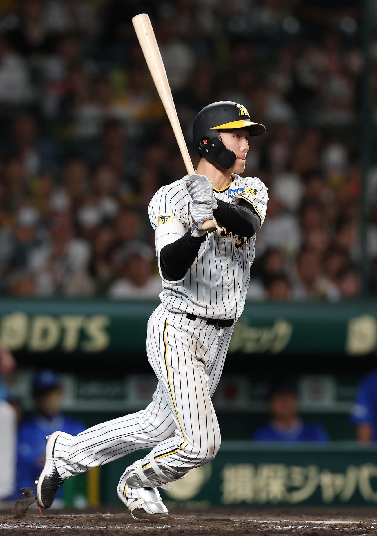 阪神対DeNA 9回裏阪神2死一、二塁、小幡は右前サヨナラ適時打を放つ（撮影・前田充）