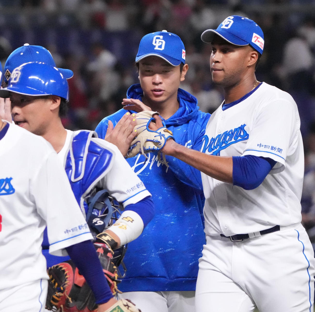中日対広島　試合終了、広島に勝利しナインを迎える高橋宏（中央）（撮影・森本幸一）