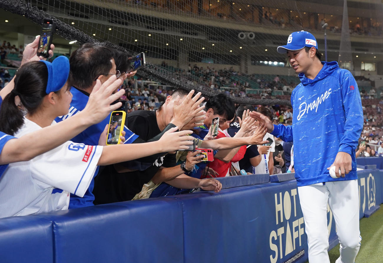 中日対広島　ヒーローインタビューを終えファンとタッチを交わす高橋宏（右）（撮影・森本幸一）