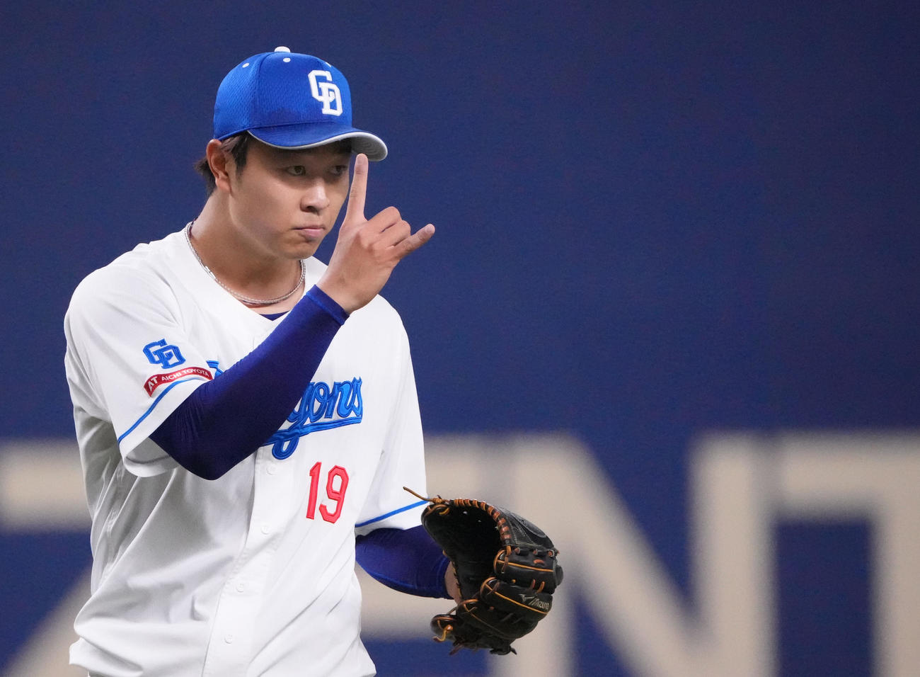 中日対広島　1回表、野手に合図を送る中日先発の高橋宏（撮影・森本幸一）