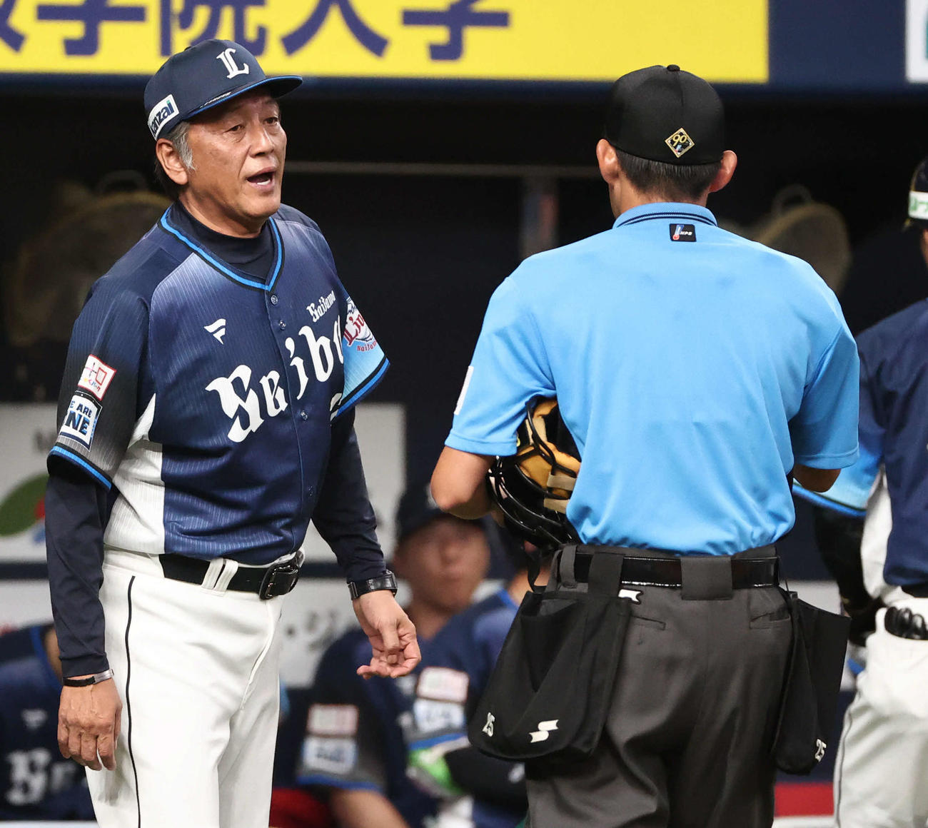 オリックス対西武　8回表を終え西武渡辺監督代行は選手交代を告げる（撮影・西尾就之）