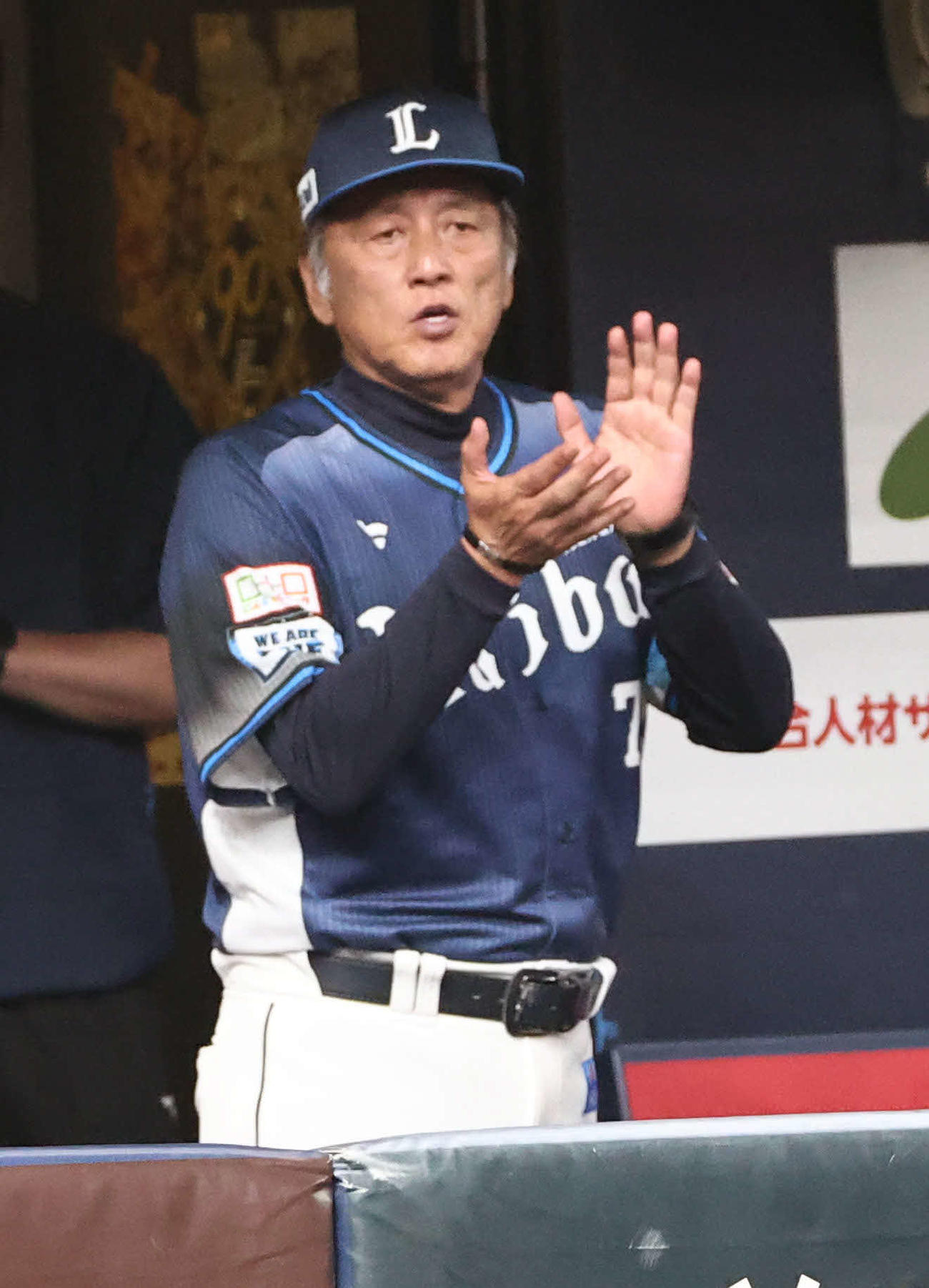 オリックス対西武　5回を終えベンチに戻るナインを拍手で鼓舞する西武渡辺監督代行（撮影・西尾就之）