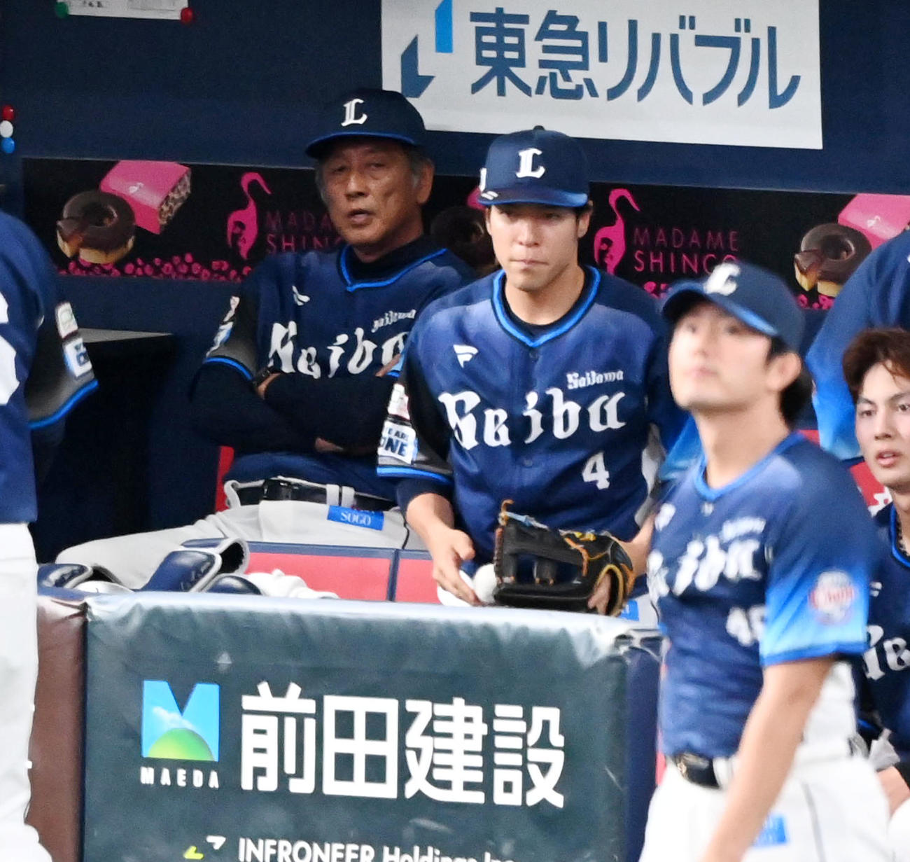 オリックス対西武　5回、チャンスに得点できず厳しい表情の渡辺GM兼監督代行（撮影・前岡正明）