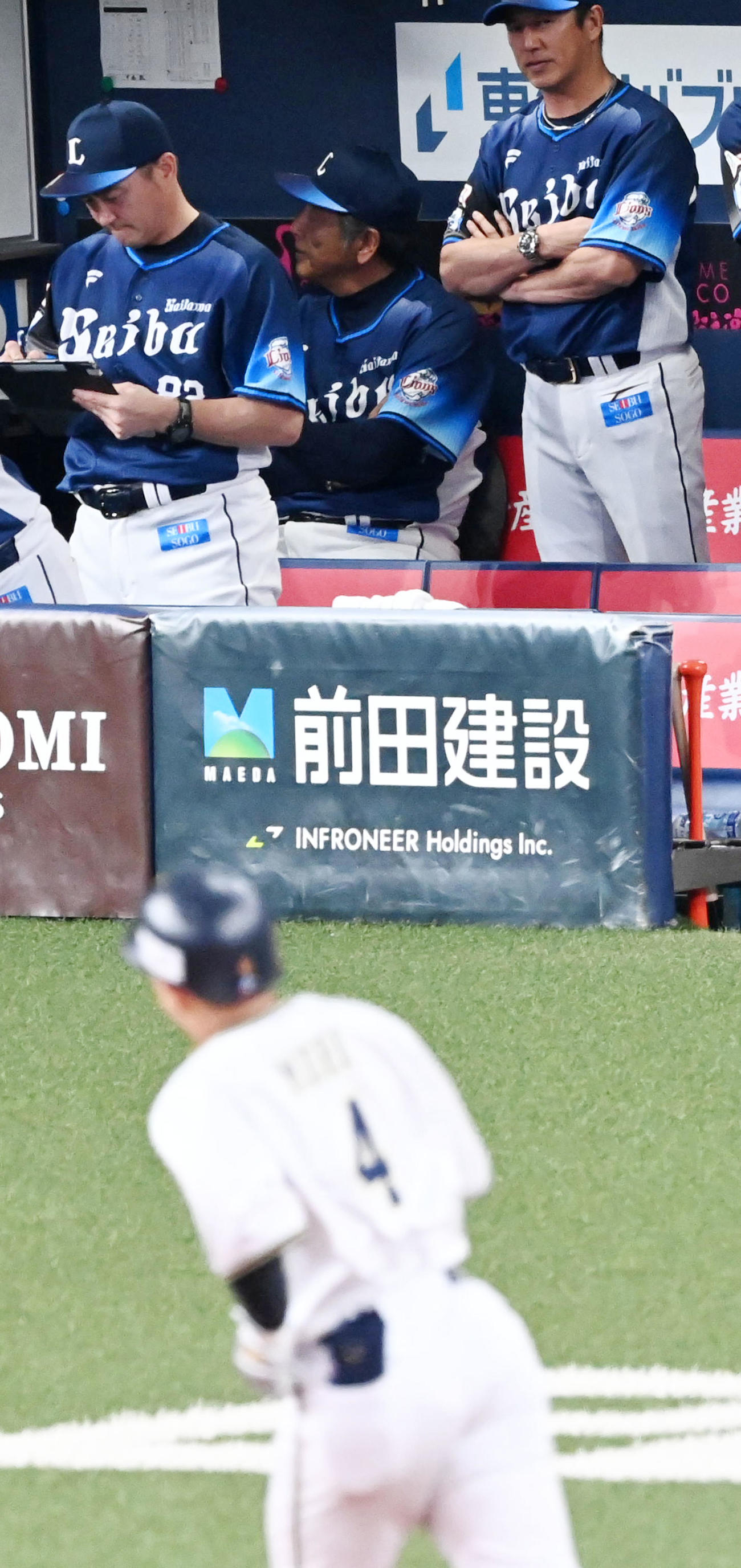 オリックス対西武　8回裏オリックス2死、森に右越え本塁打を打たれ厳しい表情の渡辺GM兼監督代行（撮影・前岡正明）