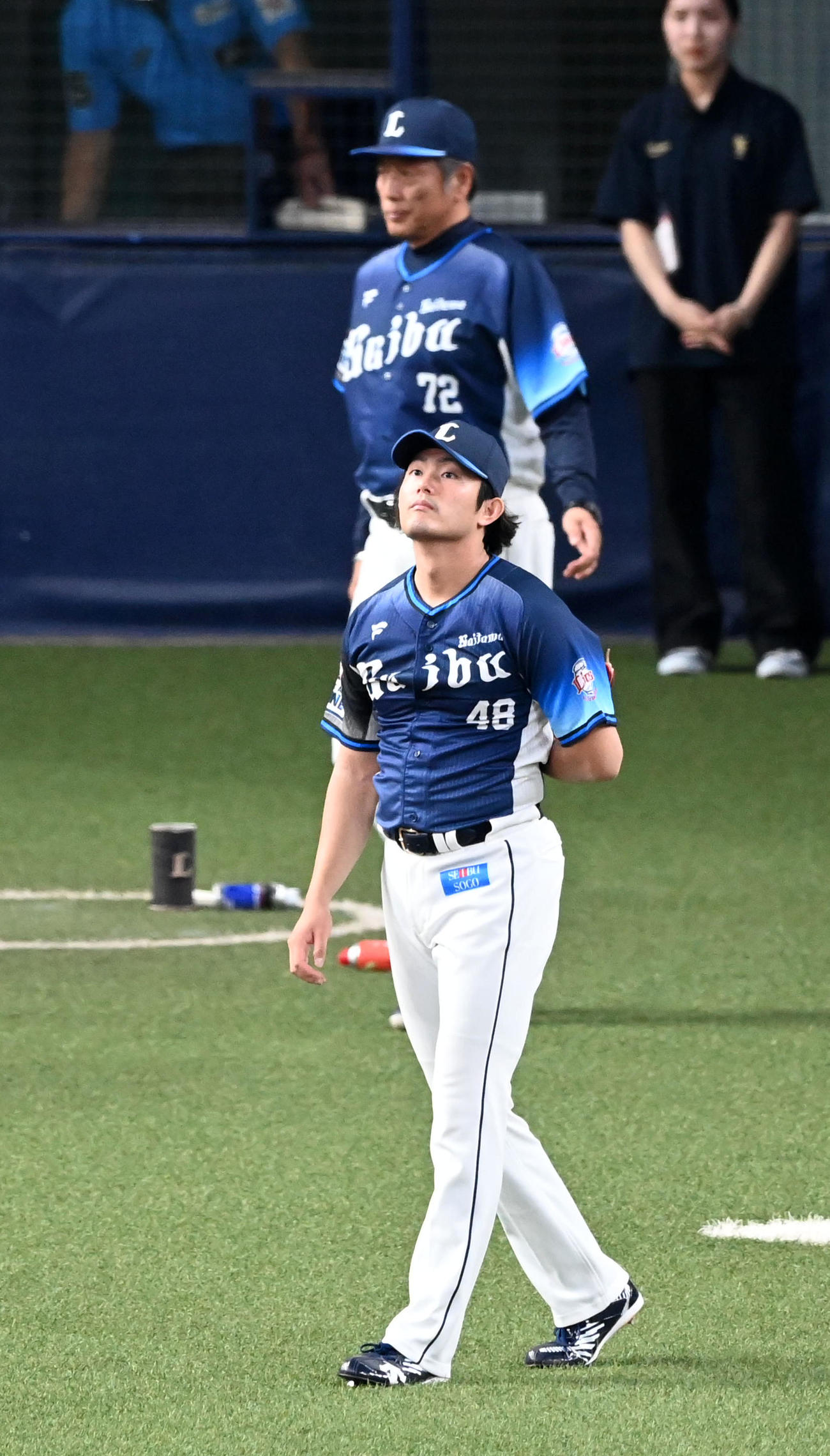 オリックス対西武　8回、マウンドに向かう今井。奥は渡辺GM兼監督代行（撮影・前岡正明）