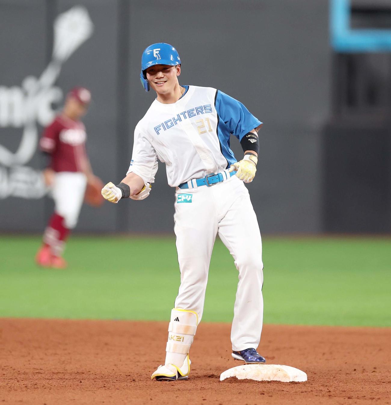 日本ハム対楽天　7回裏日本ハム2死一、三塁、右翼線に適時二塁打を放ちガッツポーズの清宮（撮影・黒川智章）