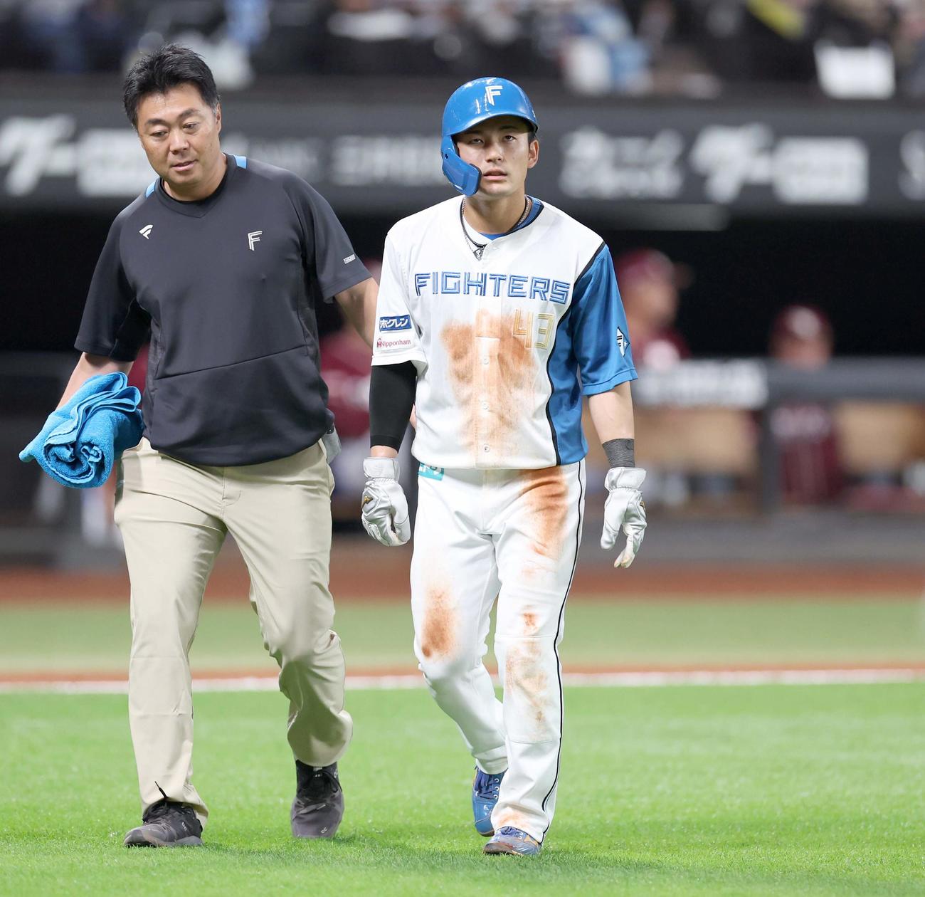 日本ハム対楽天　7回裏、走塁中に負傷し交代する水野（撮影・黒川智章）