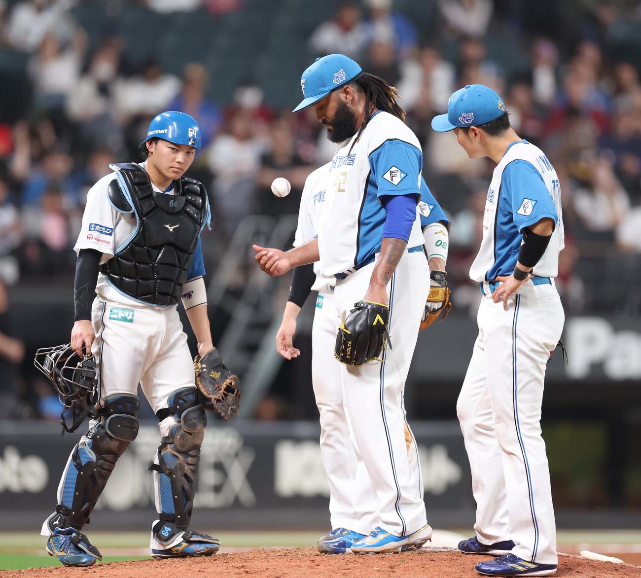 日本ハム対楽天　8回表、フランコに満塁弾を浴び降板するザバラ（撮影・黒川智章）
