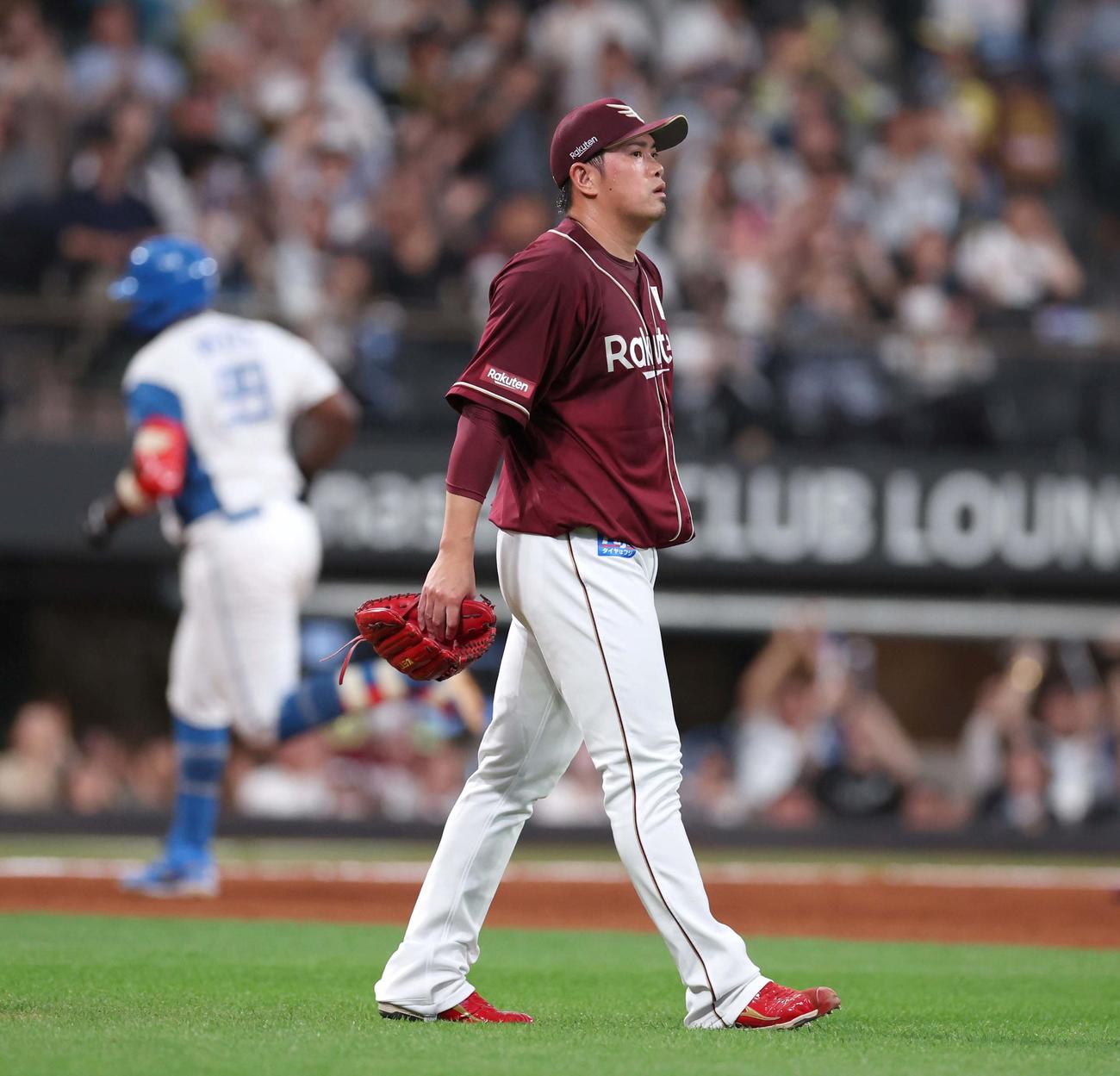 日本ハム対楽天　7回裏日本ハム2死満塁、レイエスに右越え満塁本塁打を浴びる宋家豪（撮影・黒川智章）