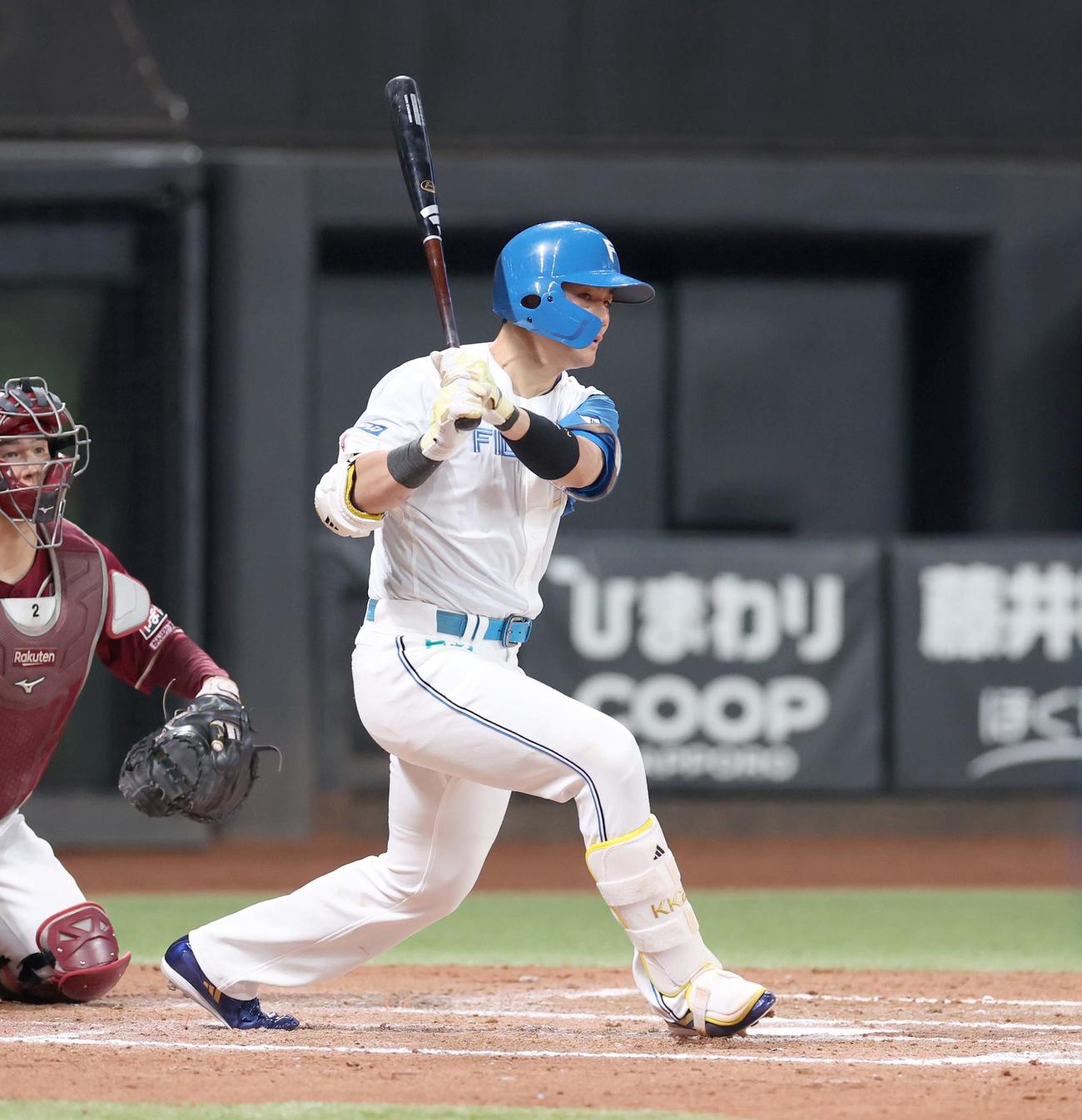 日本ハム対楽天　7回裏日本ハム2死一、三塁、右翼線に適時二塁打を放つ清宮（撮影・黒川智章）