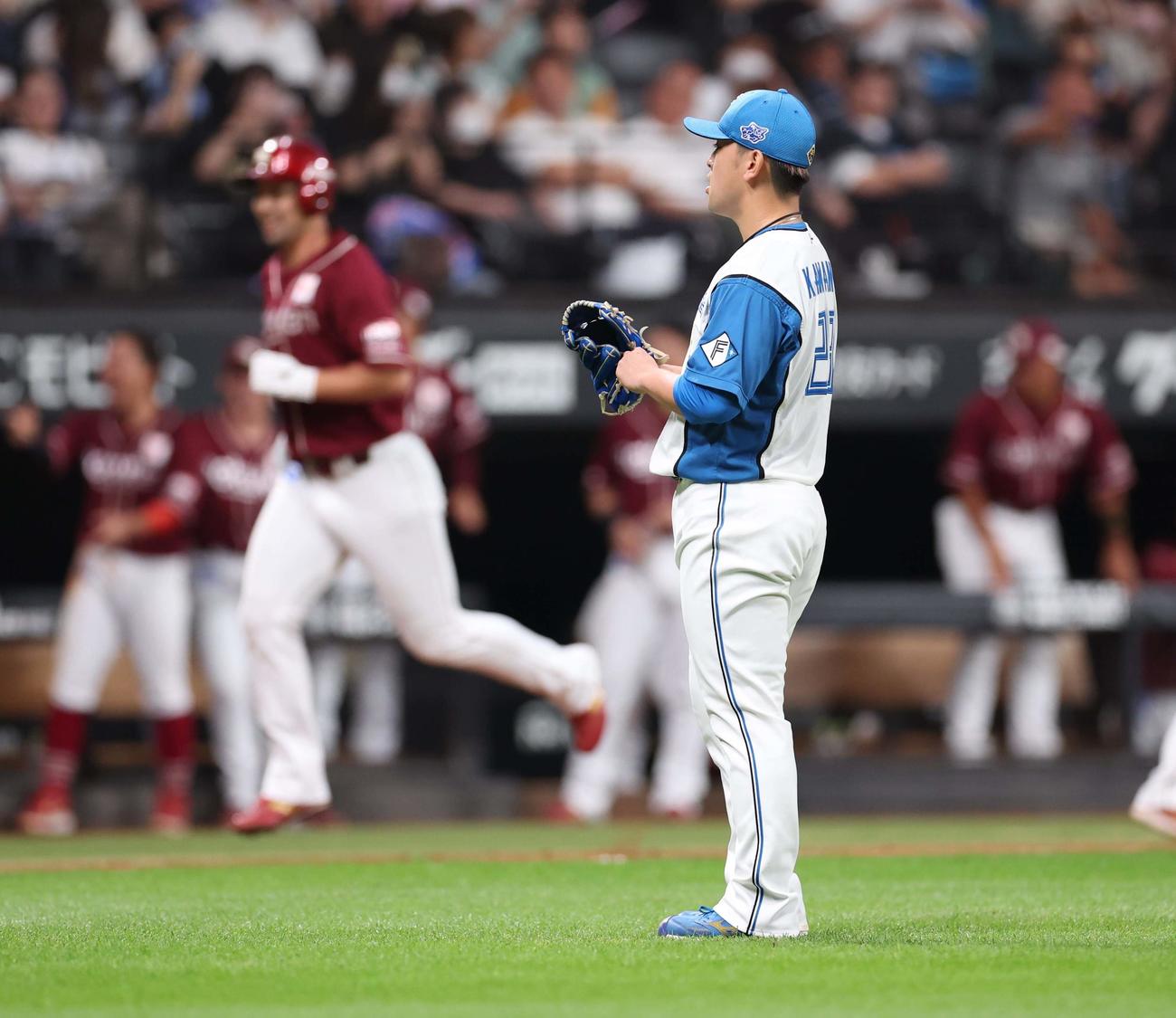 日本ハム対楽天　8回表楽天2死、阿部に左越え本塁打を浴びる河野（撮影・黒川智章）