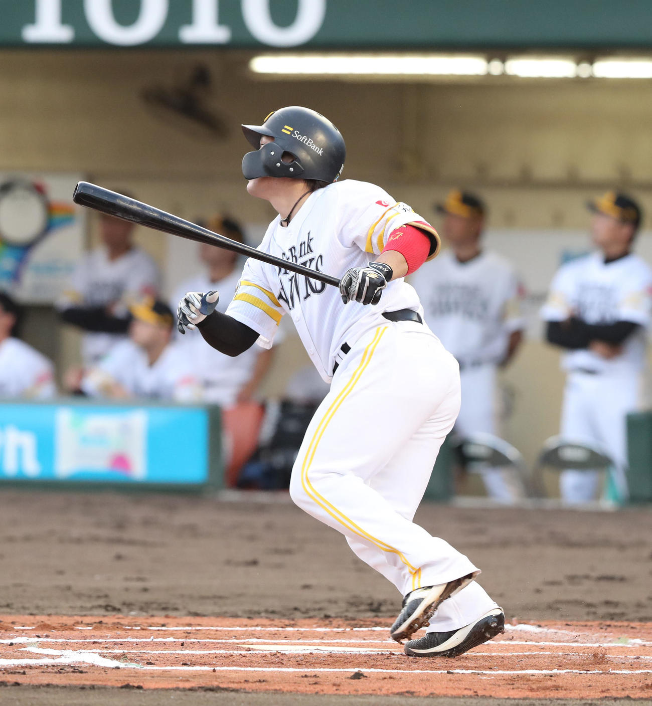 ソフトバンク対ロッテ　1回裏ソフトバンク2死一、三二塁、甲斐は右越え2点適時二塁打を放つ（撮影・梅根麻紀）