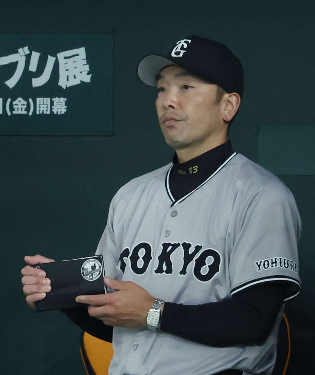 巨人対ヤクルト　9回裏、戦況を見守る巨人阿部監督（撮影・河田真司）