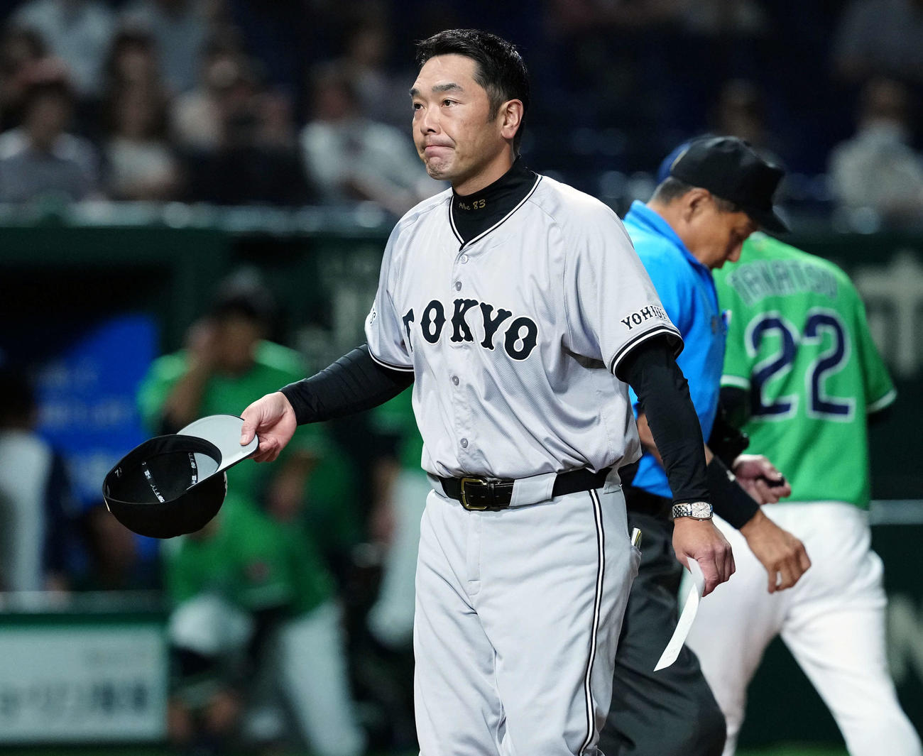 巨人対ヤクルト　メンバー表の最終確認を行った巨人阿部監督（撮影・たえ見朱実）