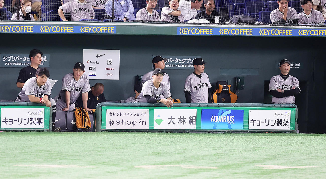 巨人対ヤクルト　戦況を見つめる巨人阿部監督（右端）ら（撮影・足立雅史）