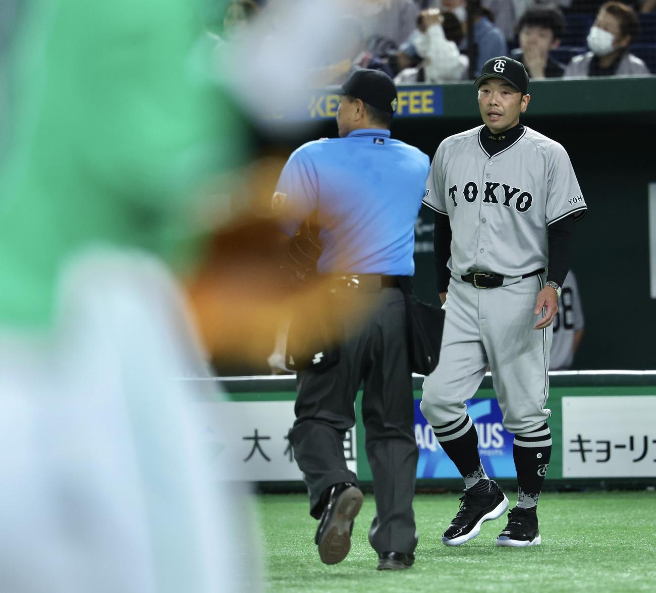 巨人対ヤクルト　8回裏を終え、選手交代を告げる阿部監督（撮影・河田真司）