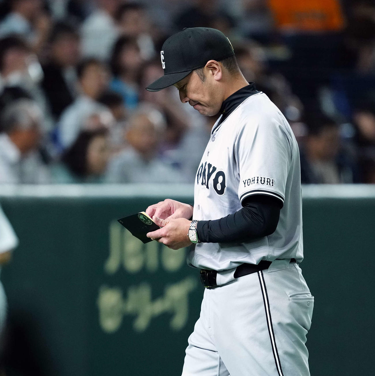 巨人対ヤクルト　8回表、選手交代を告げベンチに戻る巨人阿部監督（撮影・たえ見朱実）