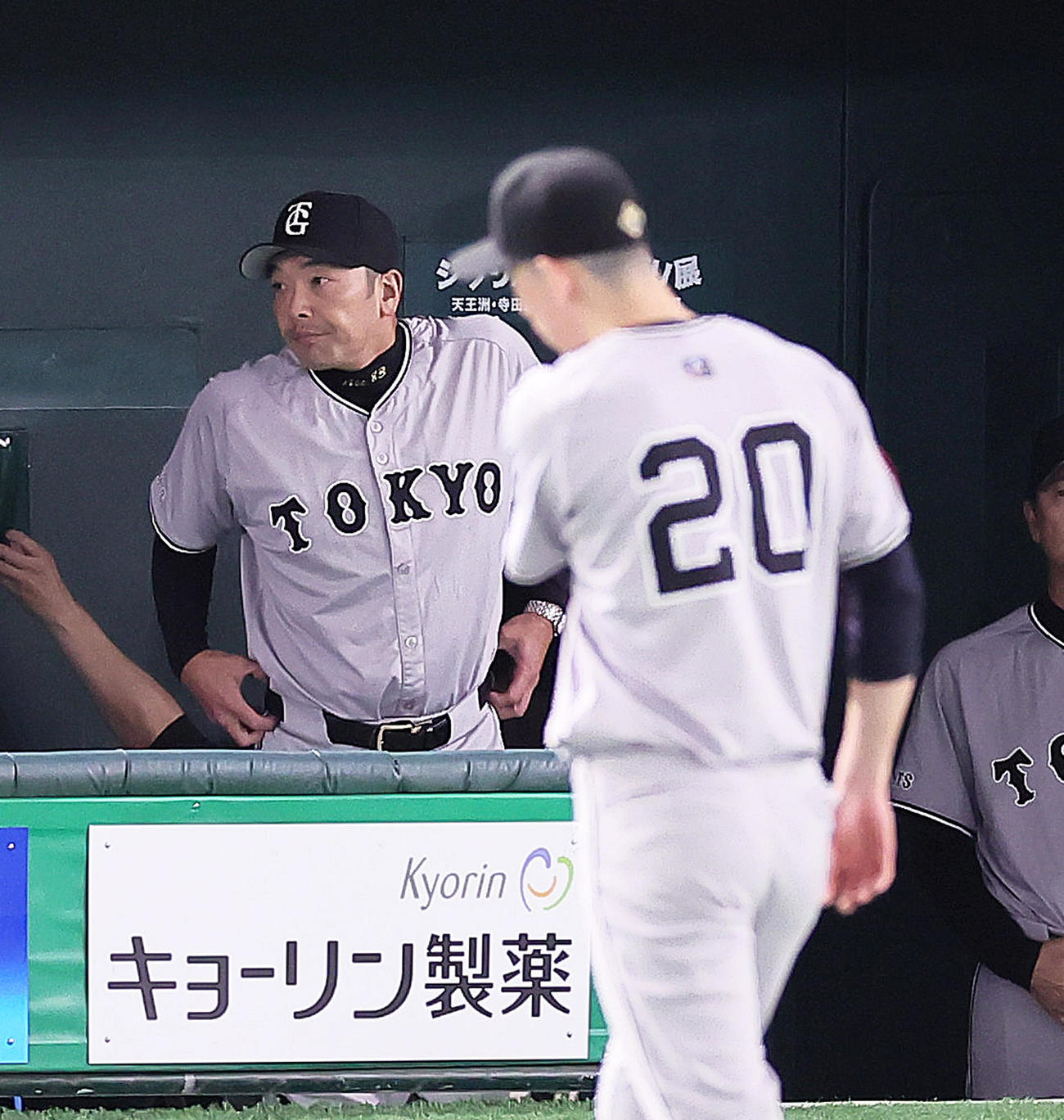 巨人対ヤクルト　6回3失点でベンチに戻る巨人戸郷（右）。左は阿部監督（撮影・足立雅史）