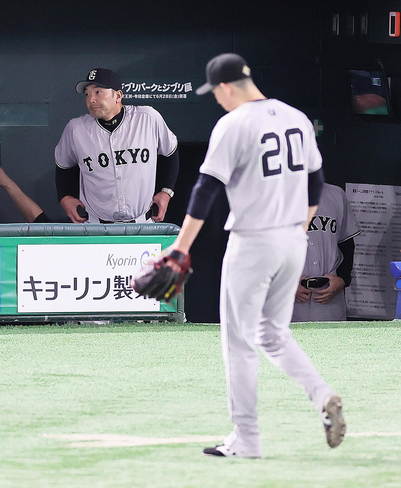 巨人対ヤクルト　6回3失点でベンチに戻る巨人戸郷（右）。左は阿部監督（撮影・足立雅史）