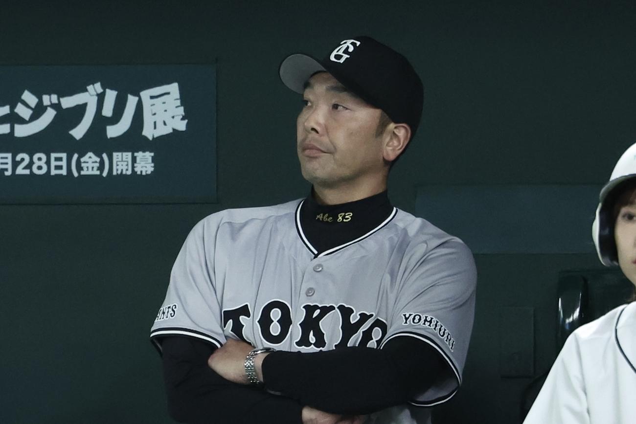 巨人対ヤクルト　6回表、戦況を見守る阿部監督（撮影・河田真司）