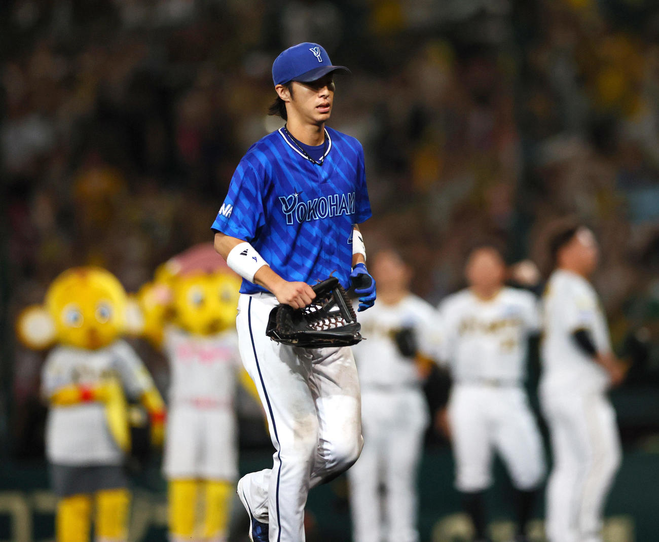 阪神対DeNA DeNA度会は阪神にサヨナラで敗れ引き揚げる（撮影・上山淳一）