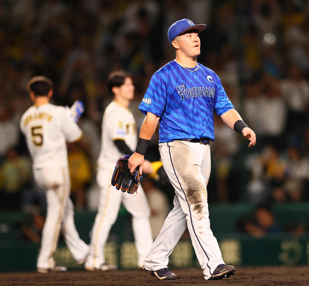 阪神対DeNA DeNA牧は阪神にサヨナラで敗れ引き揚げる（撮影・上山淳一）