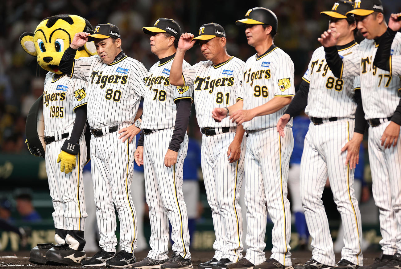 阪神対DeNA DeNAにサヨナラ勝利し、ファンにあいさつする阪神岡田監督（左端）ら（撮影・前田充）