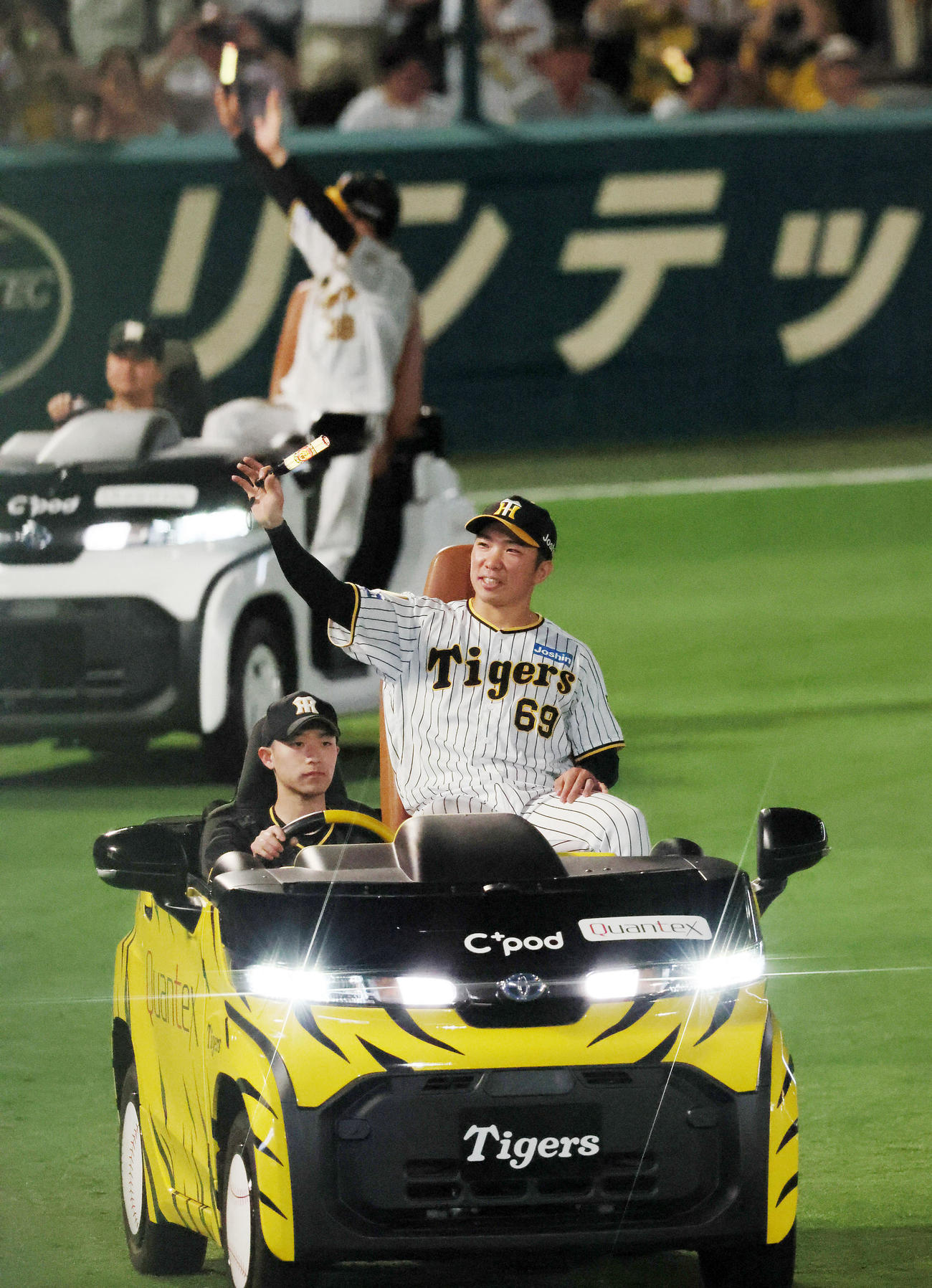 阪神対DeNA　ヒーローインタビューを終えリリーフカーで場内1周する石井（撮影・加藤哉）