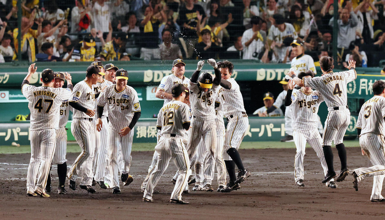 阪神対DeNA 9回裏阪神2死一、二塁、右適時打でサヨナラ勝ちを決めナインから歓喜の祝福を受ける小幡（撮影・加藤哉）