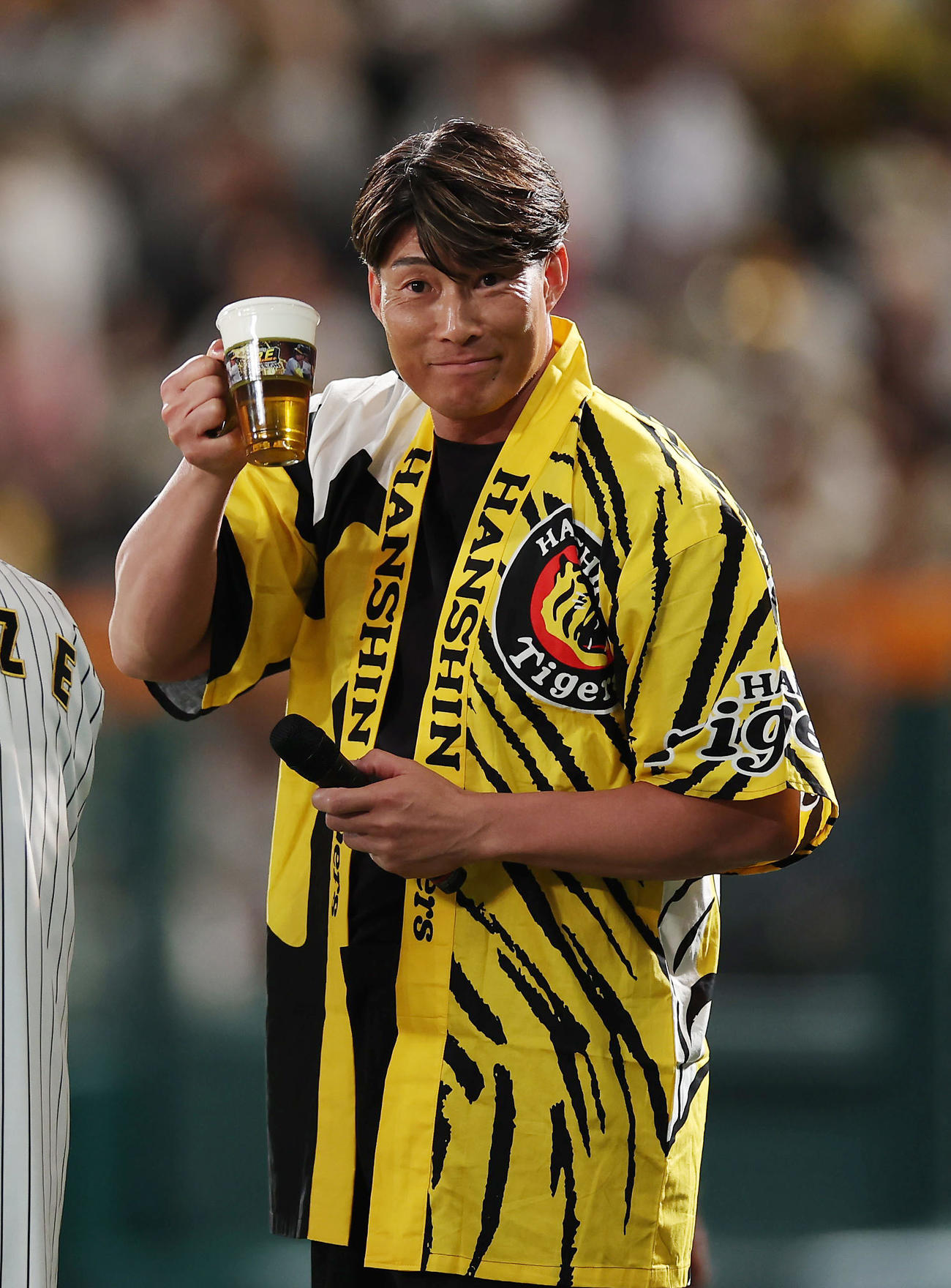 阪神対DeNA 6回裏を前に、乾杯の音頭で盛り上げる糸井嘉男氏（撮影・前田充）