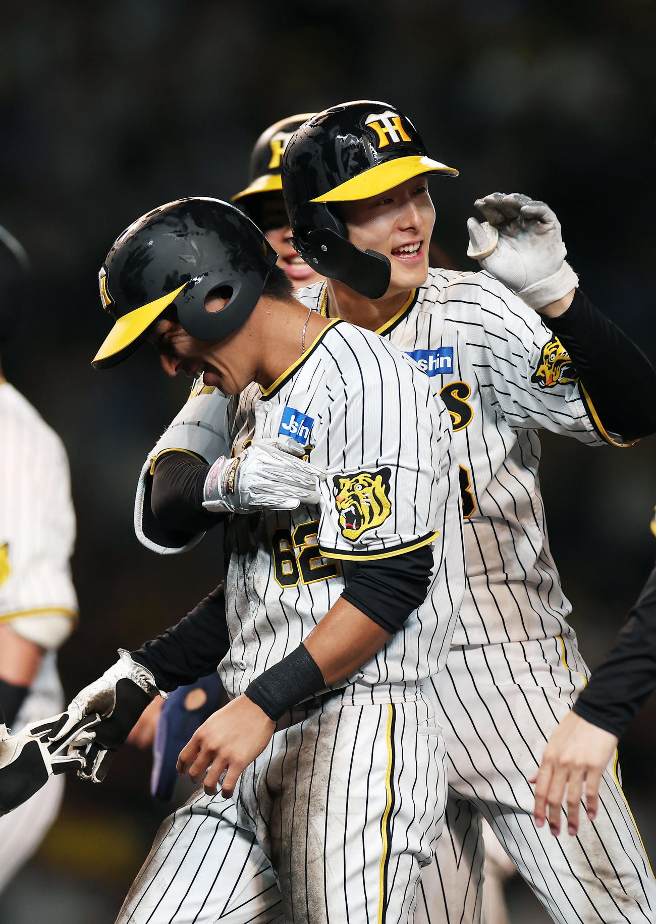 阪神対DeNA DeNAにサヨナラ勝ちし喜ぶ阪神植田（左）と小幡（撮影・前田充）